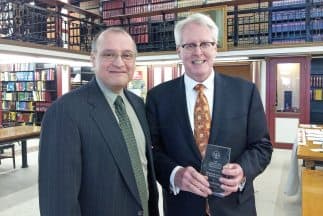 Will Gonzalez, izquierda, otorga el premio La Justicia a Tom Duffy. Este homenaje se ha otorgado por más de 13 años a personas que contribuyen a la comunidad latina. La recepción fue en la Alcaldía de Filadelfia.