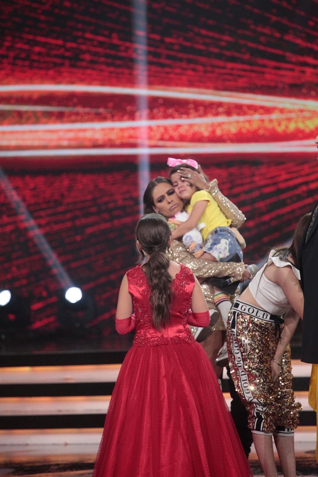 En Pequeños Gigantes, Galilea ha dejado clara la conexión que tiene con las niñas, a las que consuela y abraza en la menor oportunidad.