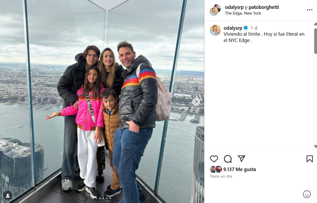 Santino con su papá, Patricio Borghetti, y su familia en Nueva York.