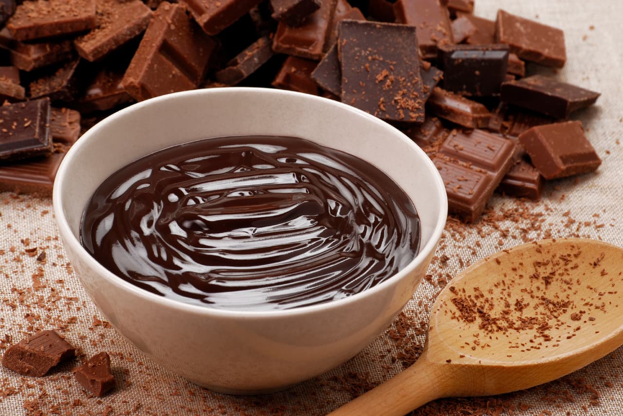 El chocolate no solo es un antojo, también es un alimento que le da beneficios al organismo por eso es importante que conozcas todas las propiedades saludables que contiene. Te aseguramos que lo vas amar, más de lo que ya lo haces.
