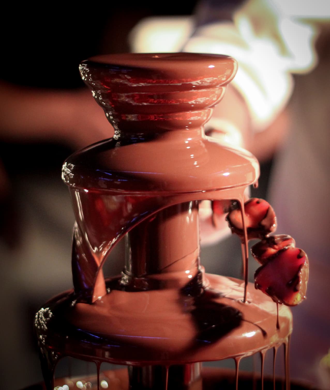 Bienvenidos antioxidantes. Los antioxidantes ayudan a liberar tu cuerpo de radicales libres, que son los causantes del envejecimiento de las células y lo mejor de todo es que el chocolate es rico en múltiples antioxidantes.