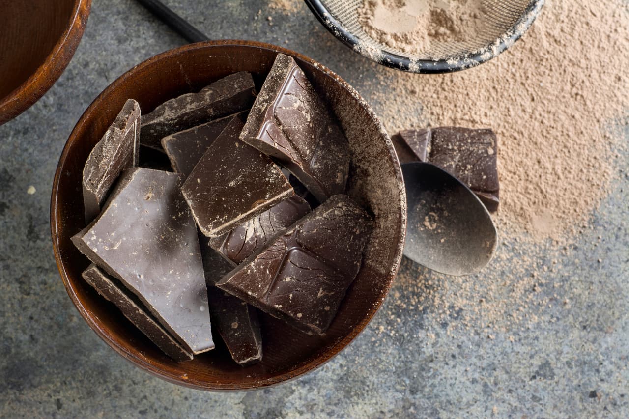 Control en tu azúcar. Aunque no lo creas el chocolate ayuda a mantener saludables los vasos sanguíneos y por lo tanto controla el azúcar en la sangre.