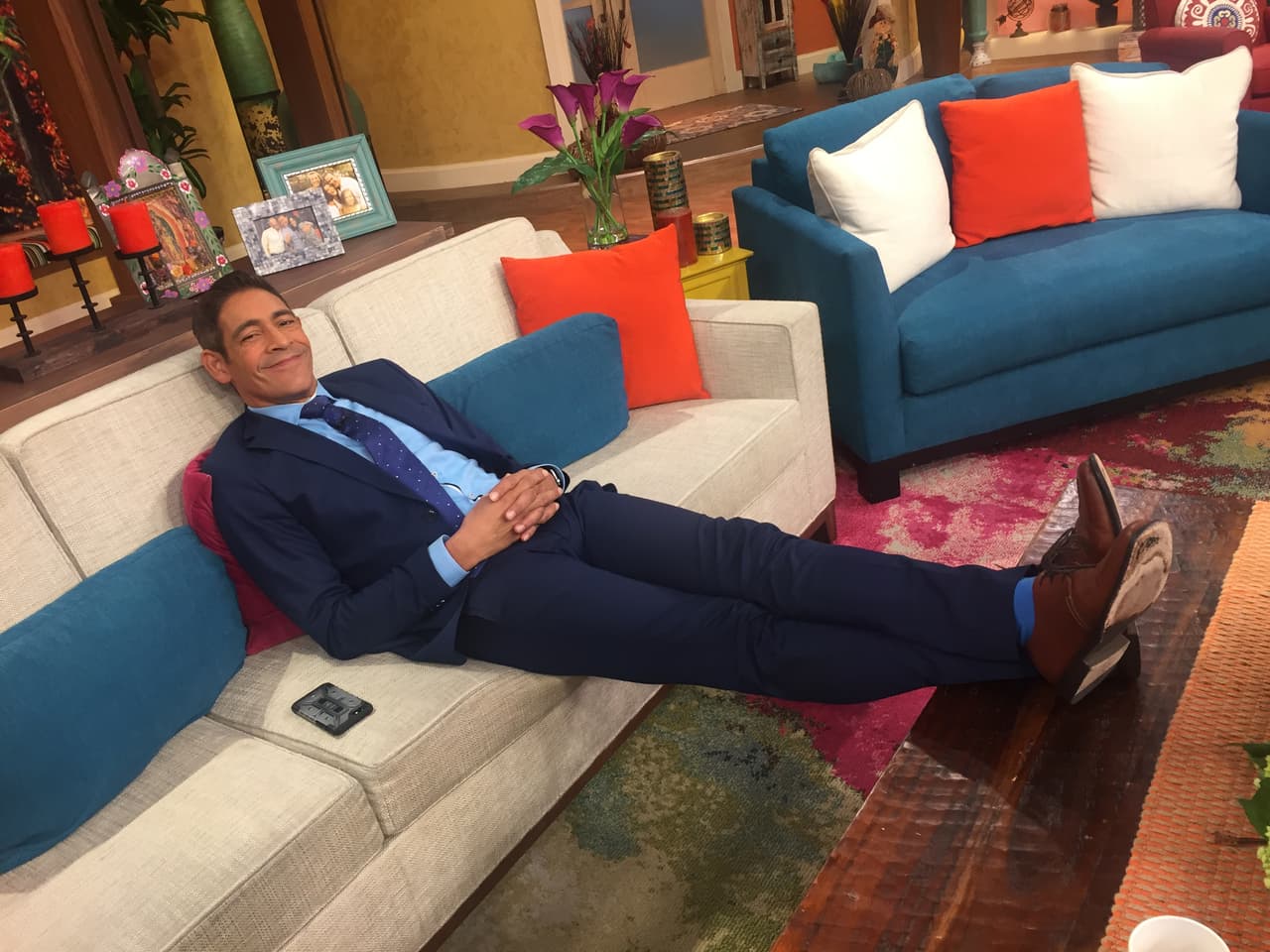 Johnny prefiere relajarse un poco y aprovechar el cómodo sofá que hay en el estudio.