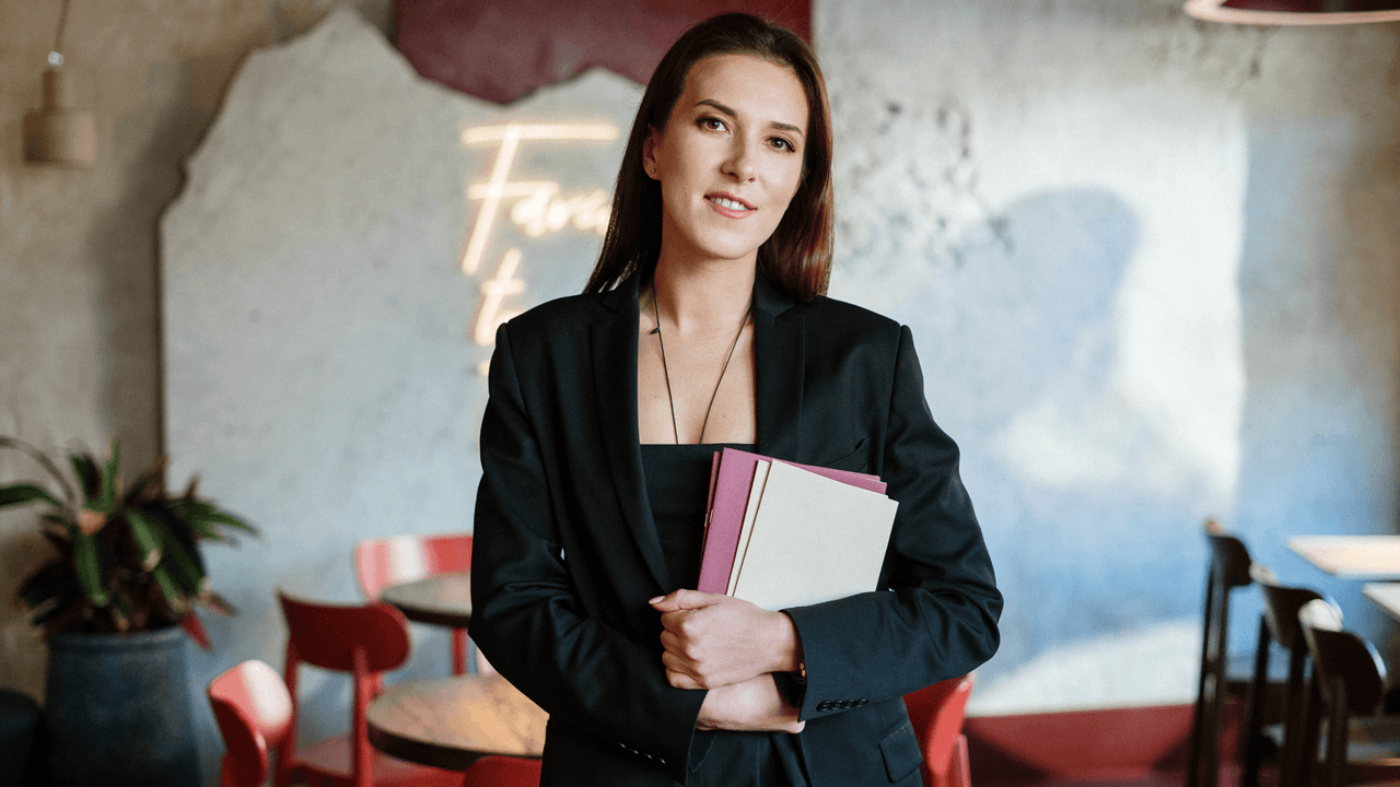 <b>Hosts</b>
<br>Ingresos anuales promedio: $24,780
<br>Trabajadores en esta área: 11,400