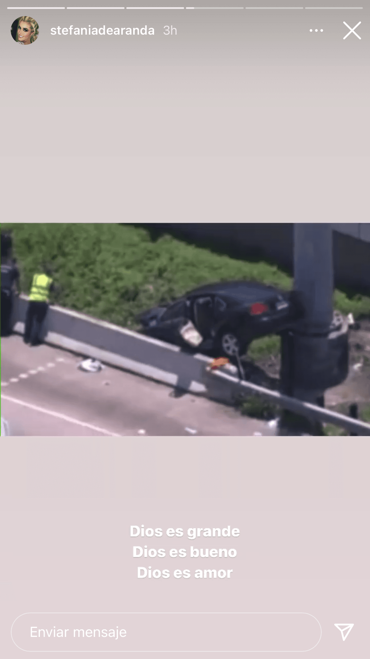 "Dios es grande. Dios es bueno. Dios es amor", escribió en una de ellas al ver cómo quedó el auto en el que, minutos antes, ellos viajaban sin saber lo que les ocurriría. 
<br>