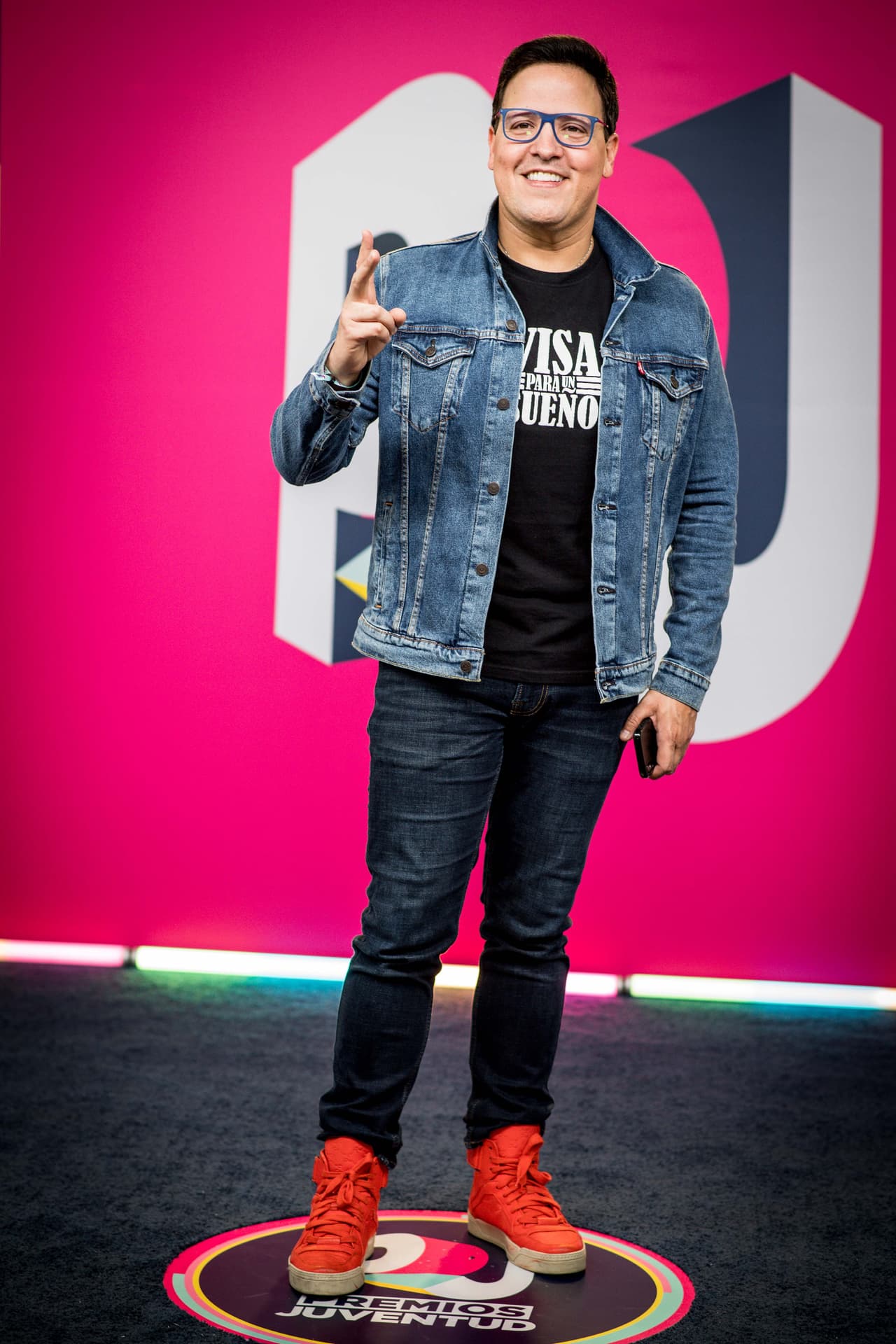 Mientras que el conductor de Despierta América, Raúl González, llegó con estos tenis rojos Gucci.