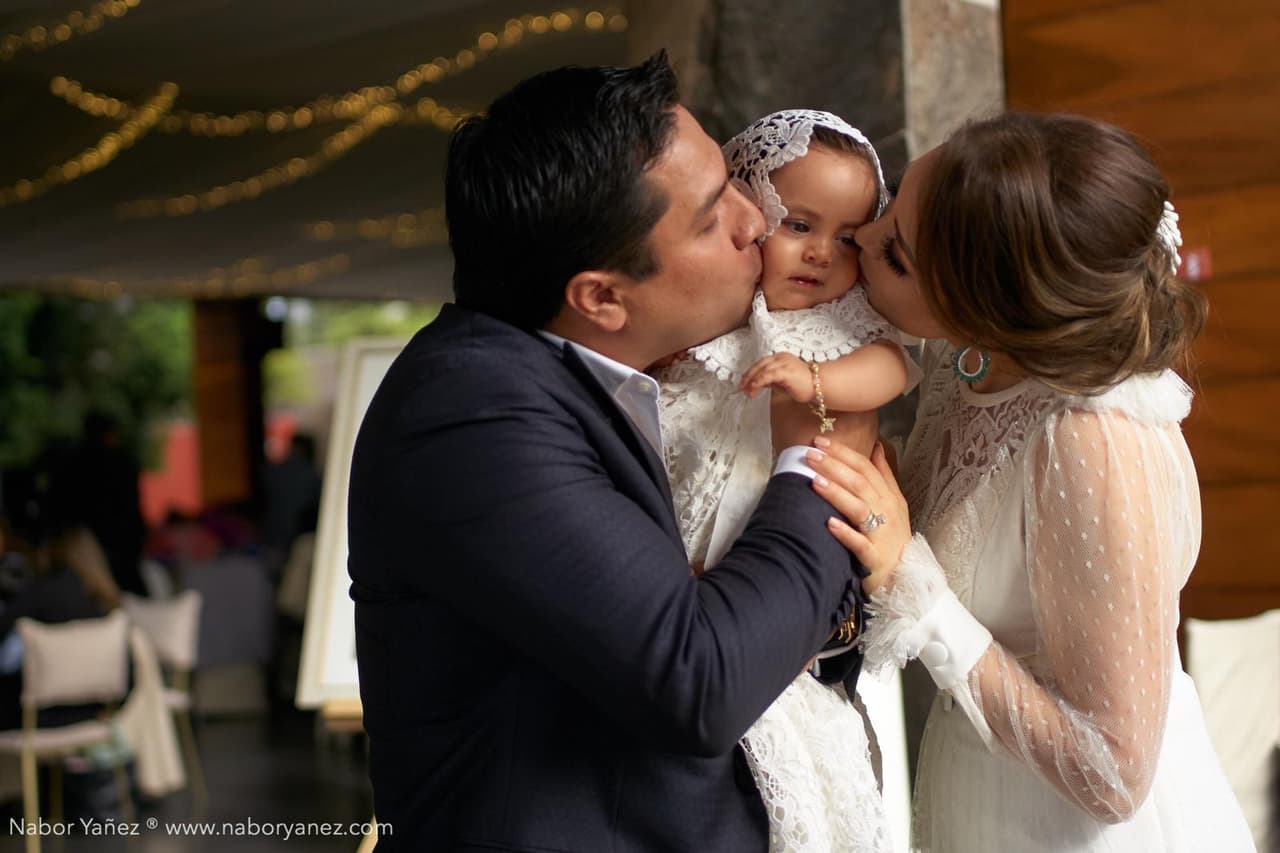 El cantante y su esposa Nathaly Fernández
<b> celebraron en grande</b> el bautismo de María Isabel, bajo el rito católico.