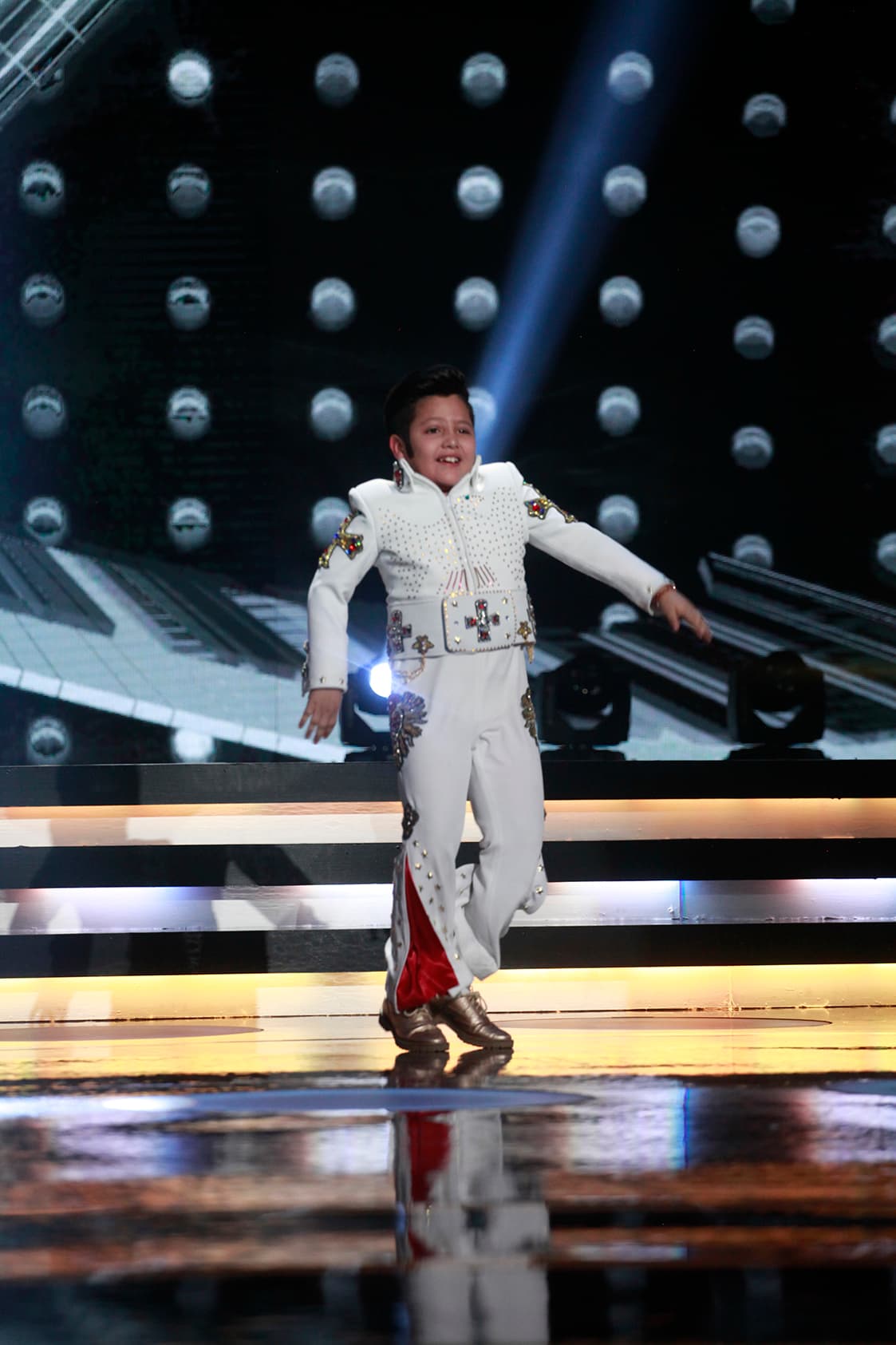 Tadeo, de 8 años, y perfectamente caracterizado como Elvis Presley, se plantó en el centro del escenario y se dijo listo para bailar el tema 'Hound dog'.