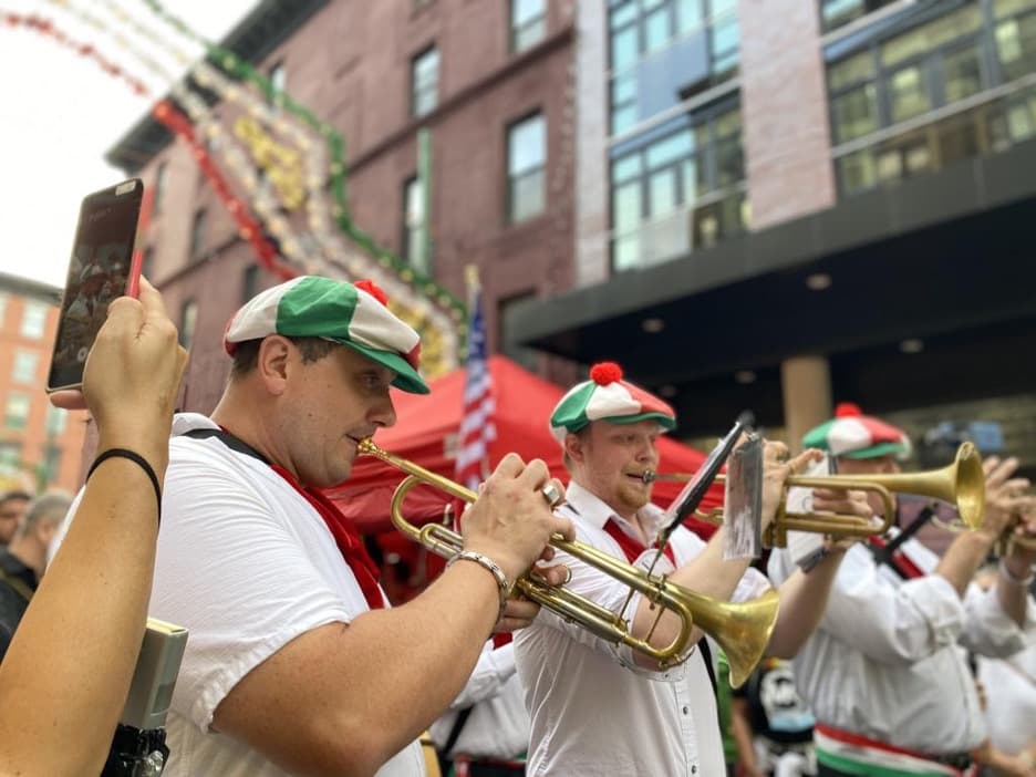 El sonido de las trompetas acompañan al santo en su procesión que abarca la calle Mulberry y empieza en la intersección de Mulberry y Canal.