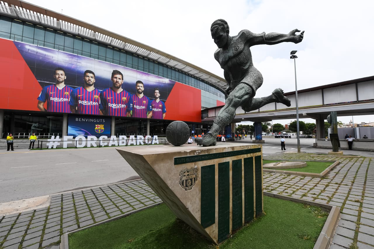Con algo de nubosidad, el Camp Nou esperaba ansioso por el comienzo de una nueva edición de la UEFA Champions League.