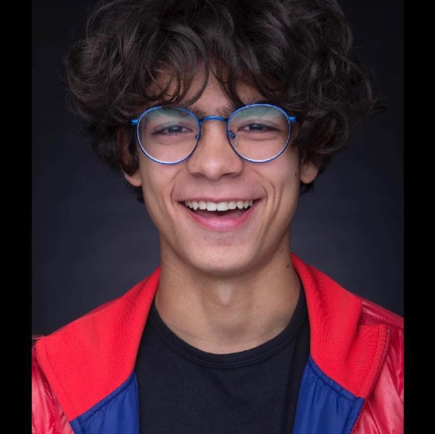 Desde temprana edad 
<a href="https://colourscmx.com/talentos/inaki-godoy/" target="_blank">mostró talento para la actuación</a>, ya que a los 5 años comenzó sus estudios en Stage Company.