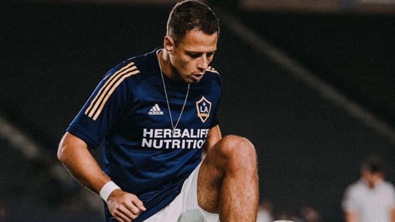 Aclara Barros Schelotto relación de Chicharito con los demás: "Todos jalamos para delante"