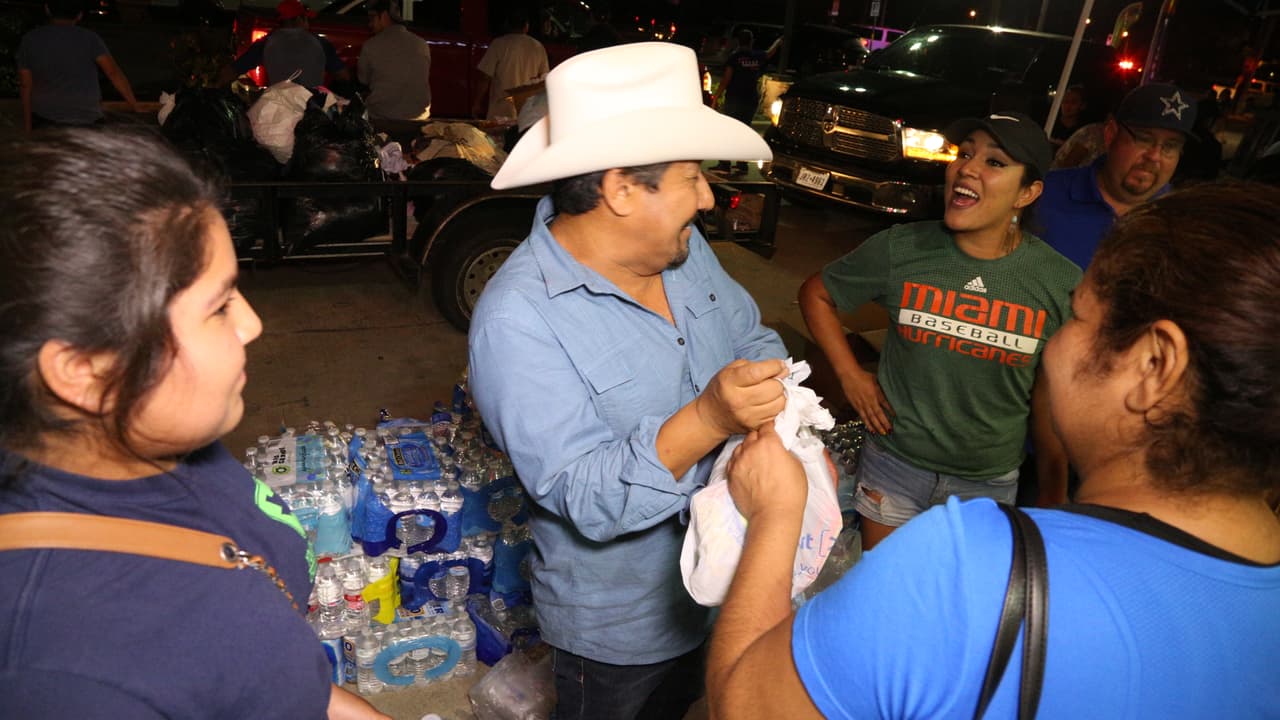 Así fue la entrega de ayudas por 'El Bueno, La Mala y El Feo' en Port Arthur, una de las localidades más afectadas por el huracán Harvey.