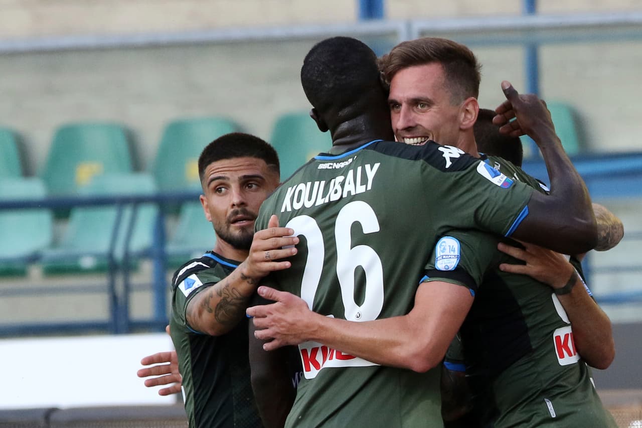 El Napoli le pegó al Hellas Verona 0-2 con goles de Milik e Hirving 'el Chucky' Lozano, quien jugó seis minutos.