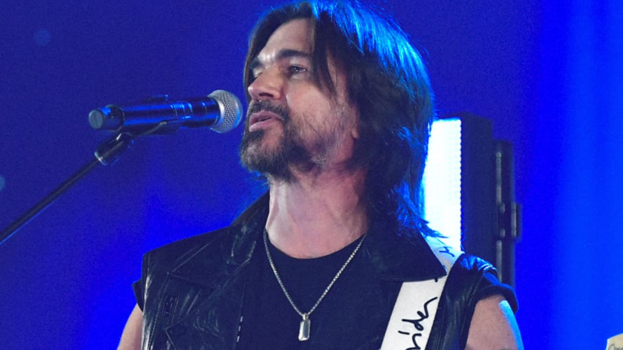 Juanes celebra en Premio Lo Nuestro más de treinta años de música cantando 'Hagamos Que', 'La Camisa Negra' y más éxitos