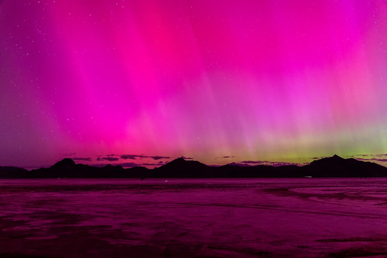 El cielo nocturno de Arizona se iluminó con el juego de luces de la
<b>aurora boreal </b>durante el fin de semana del 10 al 12 de mayo, luego de que una intensa tormenta solar golpeara a la Tierra.