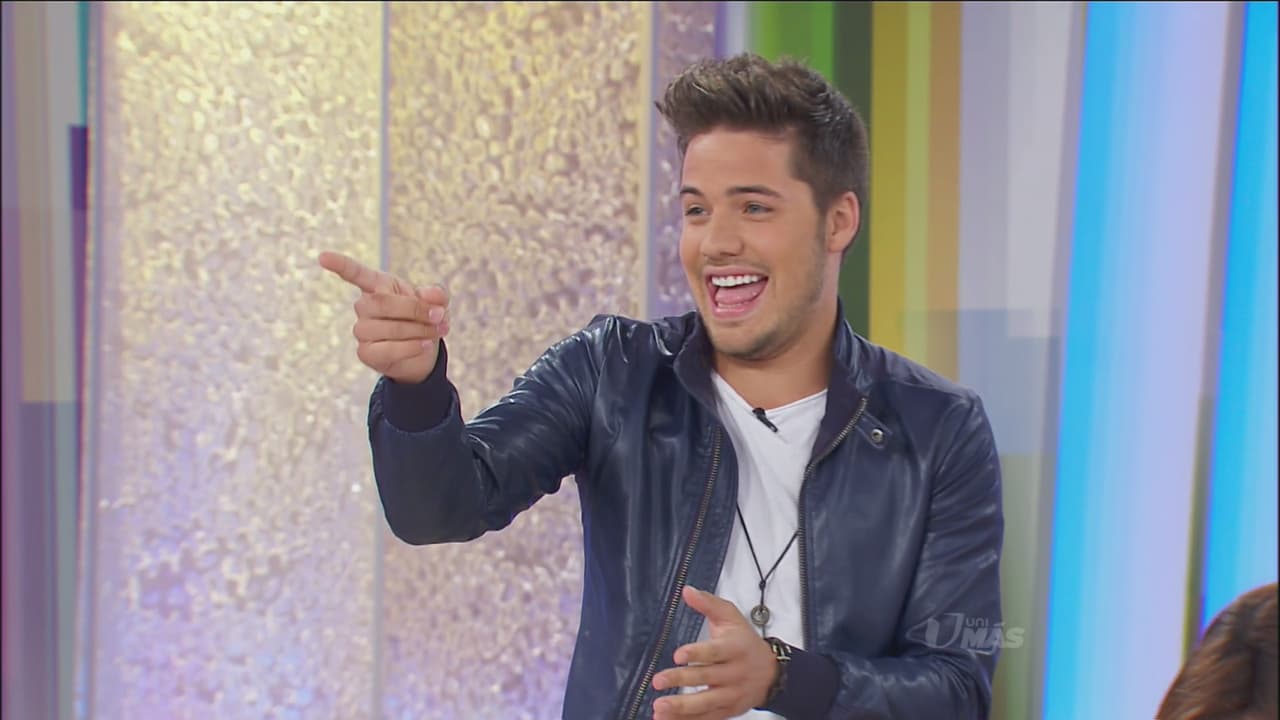 Muy coqueto con todas sus fans llegó el joven cantante y presentador.