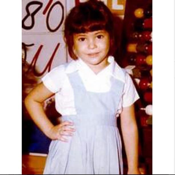 ¿Quién iba a pensar que esta dulce niña se convertiría en una gran cantante y madre?