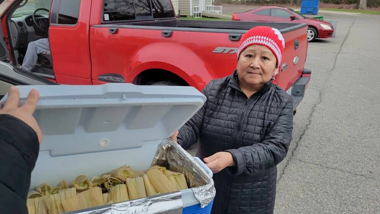 La comunidad hispana de Robbins regala tamales a los afectados por el apagón en el condado de Moore