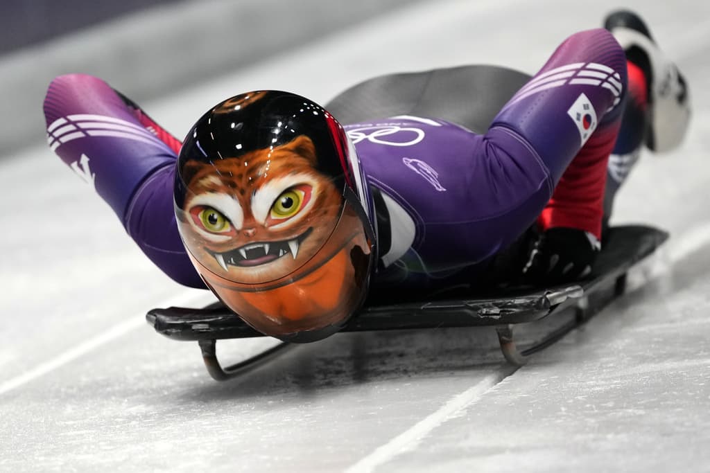 La surcoreana Hong Sujung comienza una sesión de entrenamiento de skeleton femenino en los Juegos Olímpicos de Invierno de 2026, en Cortina d'Ampezzo, Italia, el lunes 9 de febrero de 2026.