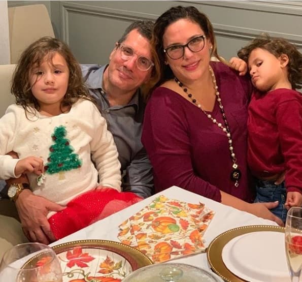 La hija de Angélica María aseguró estar en paz con
<b><a href="https://www.univision.com/estilo-de-vida/moda/el-anillo-de-matrimonio-de-angelica-vale" target="_blank">su familia</a></b>, aunque aún le faltan cosas por hacer con cada uno de sus integrantes.