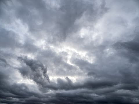 Como última instancia, mueve el auto al lado opuesto del viento o al lado de un edificio.