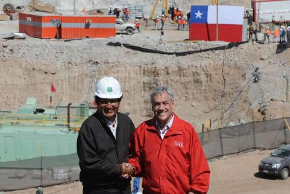 El presidente chileno Sebastián Piñera invitó a los mineros a la sede de gobierno "La Moneda-- el próximo 25 de octubre, donde jugarán un partido de fútbol: los equipos serán el de los mineros contra los de La Moneda, la sede de gobierno. "El equipo que gana se queda en La Moneda, el que pierde, vuelve a la mina", dijo Piñera riendo.