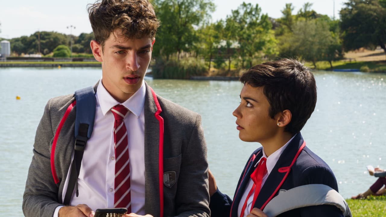 Patrick (Manu Ríos) e Ari (Carla Díaz) em "Elite"