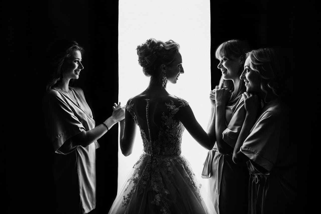 La novia es admirada por las damas antes de salir a la luz, finalista en la categoría ‘fiesta nupcial’.