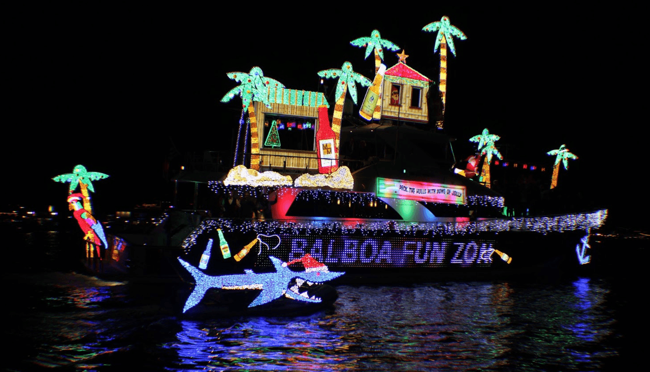 <b>Christmas Boat Parade Newportbeach</b>
<br>Con más de 100 años de tradición, el desfile de botes de decorados será entre el 18 al el 22 de diciembre. El evento ofrece un colorido único en los botes y las casas de la costa decorados con millones de luces.