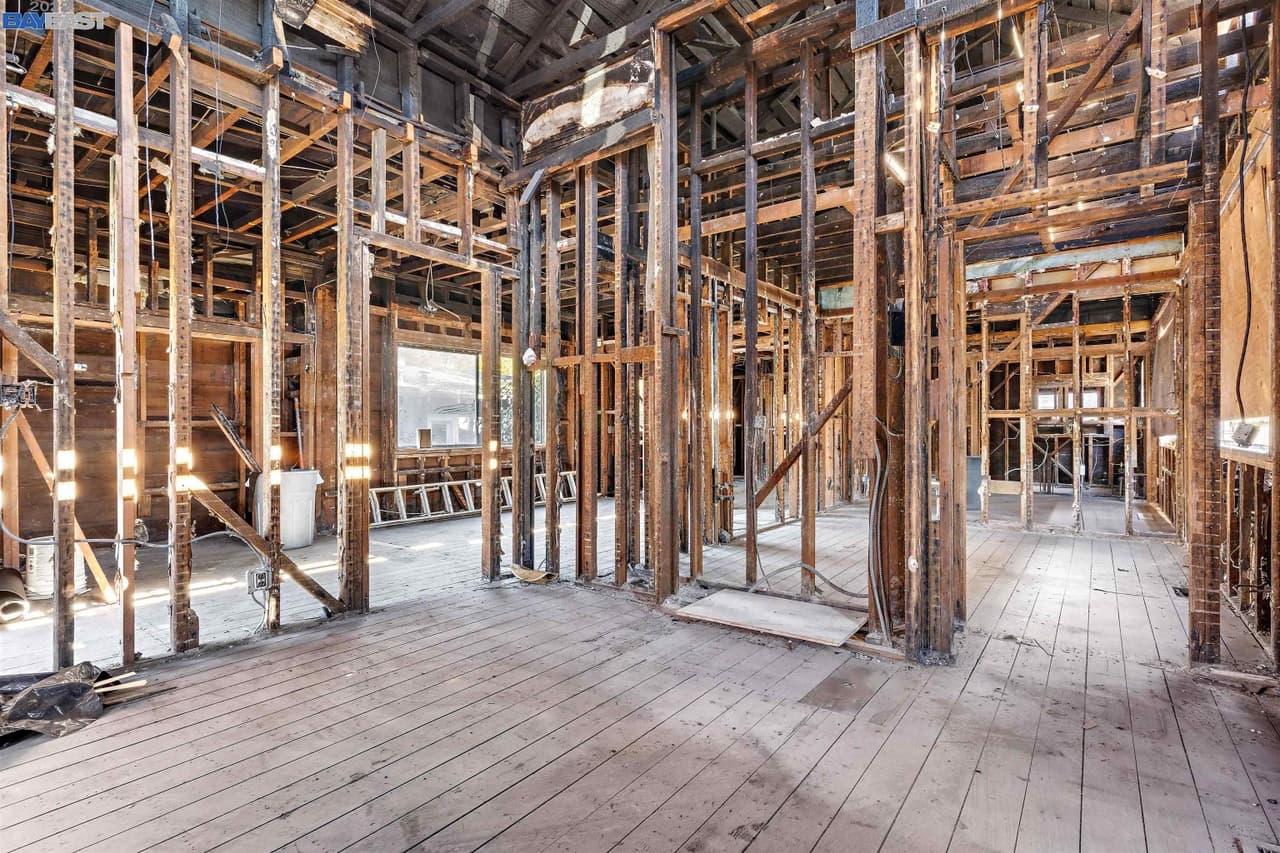 ¿Y por qué tan barata? Bueno, la casa se encuentra calcinada por dentro. Básicamente esos $765,000 dólares que piden por su venta ofrecen un "esqueleto" para "construir la casa de tus sueños".