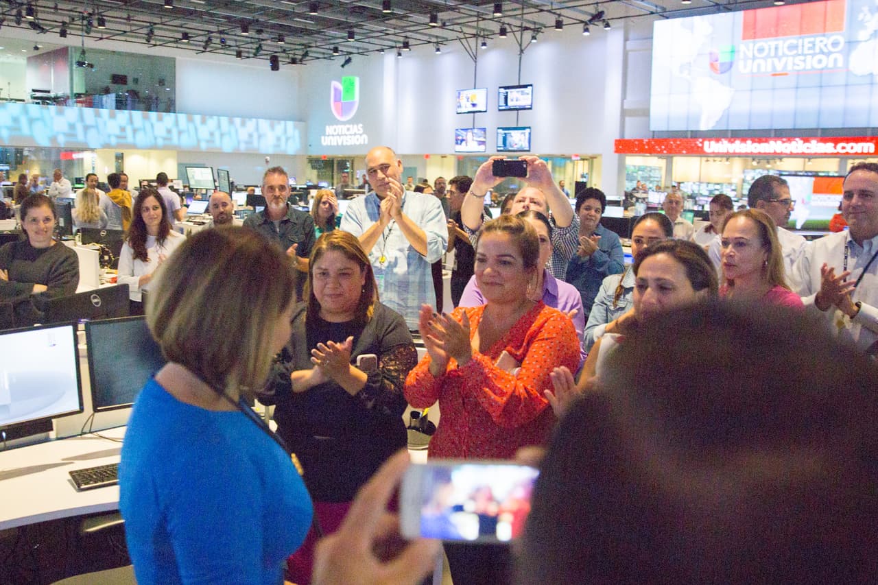 Muchos de sus compañeros, algunos desde hace varias décadas, la aplaudieron al salir del estudio.