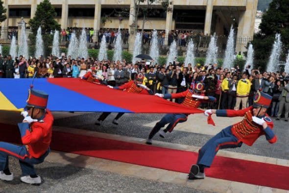 Los miembros de la Guardia Nacional Colombiana participan en la ceremonia en que el presidente Santos hace entrega de la bandera a la selección de fútbol de su país.