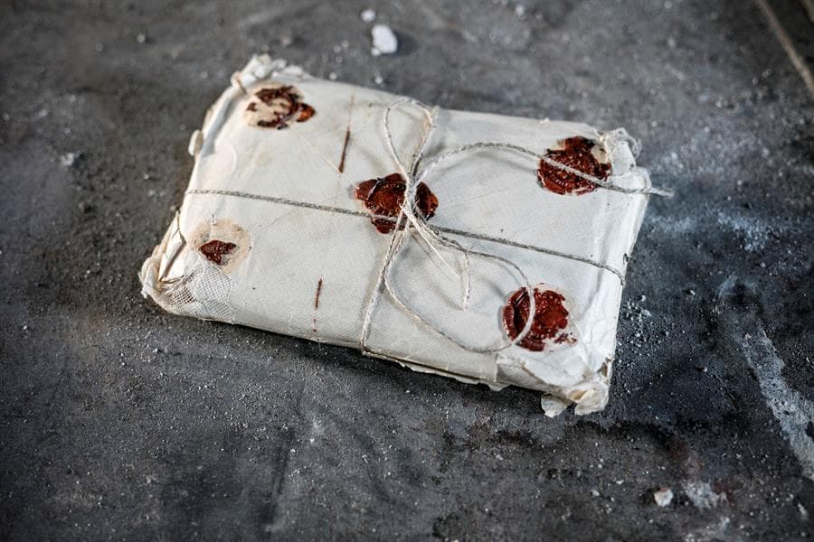 Hace tres años, una mujer del estado de Alta Austria (en el país del mismo nombre) encontró en su casa
<b> un paquete de cartas firmadas por Alois Hitler</b>. La treintena de misivas, enviadas a lo largo de un año al hombre que le había vendido una casa de campo —el bisabuelo de la mujer que las halló—, se mantuvieron ocultas por más de un siglo. En ellas se devela a un
<b>Alois Hitler con ambiciones fracasadas, carácter agrio y posturas nacionalistas</b>.
<br>