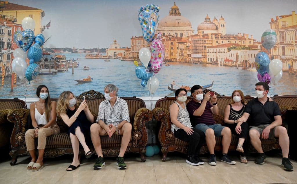 Parejas aguardan para recoger a sus bebés en el hotel Venecia en la capital ucraniana Kiev, el 10 de junio de 2020. En este sistema de madres sustitutas,
<b> los padres suelen aportar el material genético que es implantado en el útero de una mujer para que lleve el <a href="https://www.univision.com/temas/embarazo">embarazo </a>adelante. </b>