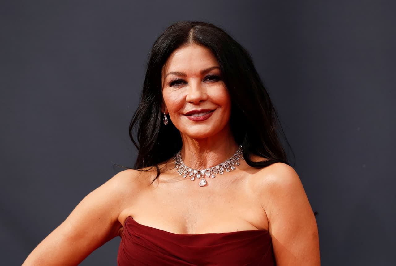 <b>Catherine Zeta-Jones</b>
<br>Famosa por sus papeles en ‘The Terminal’ ‘Ocean's Twelve’, ‘The Mask of Zorro’, ‘Entrapment’ y ‘The Rebound’, será la matriarca de la familia Addams, al interpretar el rol de Morticia.
<br>En las películas, Morticia hacía gala de su sensualidad y un guardarropa con prendas siempre negras, además de que tenía un talento musical nato y podía tocar cualquier instrumento.
