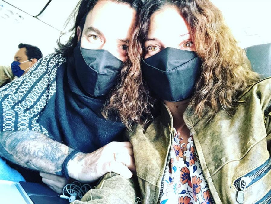 "Estamos muy contentos y aquí es bastante sencillo, 
<b>es de darse cariño, quererse, comprenderse</b>. Hablar mucho y disfrutar el día a día. Nunca sabes qué va a pasar mañana", dijo.
<br>