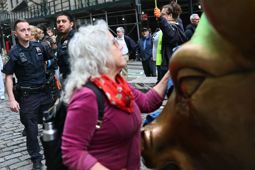 Oficiales del Departamento de Policía de Nueva York (NYPD) estuvieron presentes durante la manifestación y supervisaron mientras los activistas procedían a limpiar la escultura tras el acto de protesta. No se reportaron arrestos durante el incidente.