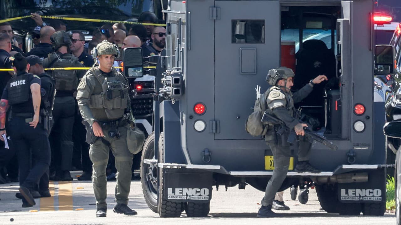 Un hombre muere tras balear a dos policías y atrincherarse en una casa en Allapattah