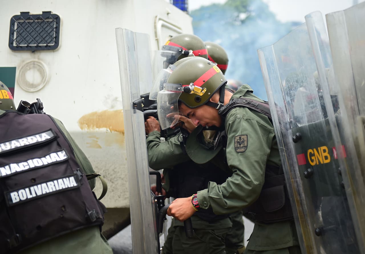 Some National Guards appear exhausted after more than a month of protests. May 3 2017.
<br>