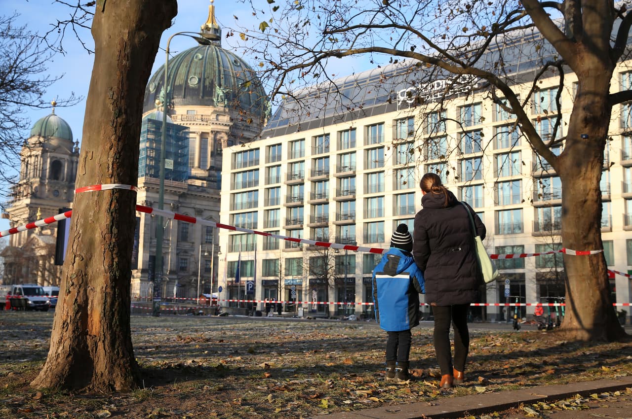 Una madre y su hijo observan la escena de un acuario gigante roto. 
<b>Dos personas resultaron heridas por astillas de vidrio y tuvieron que ser llevadas a un hospital</b>, añadió el portavoz de los bomberos.