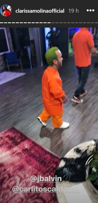 Clarissa ayudó un poquito a que el cantante colombiano se percatara del disfraz de nuestro querido Carlitos, pues no dejó de 'arrobarlo' en las publicaciones.