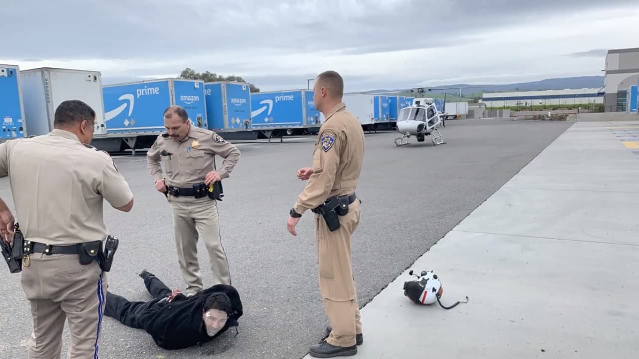 Dramática persecución: CHP aterriza helicóptero en bodega de Amazon para realizar arresto