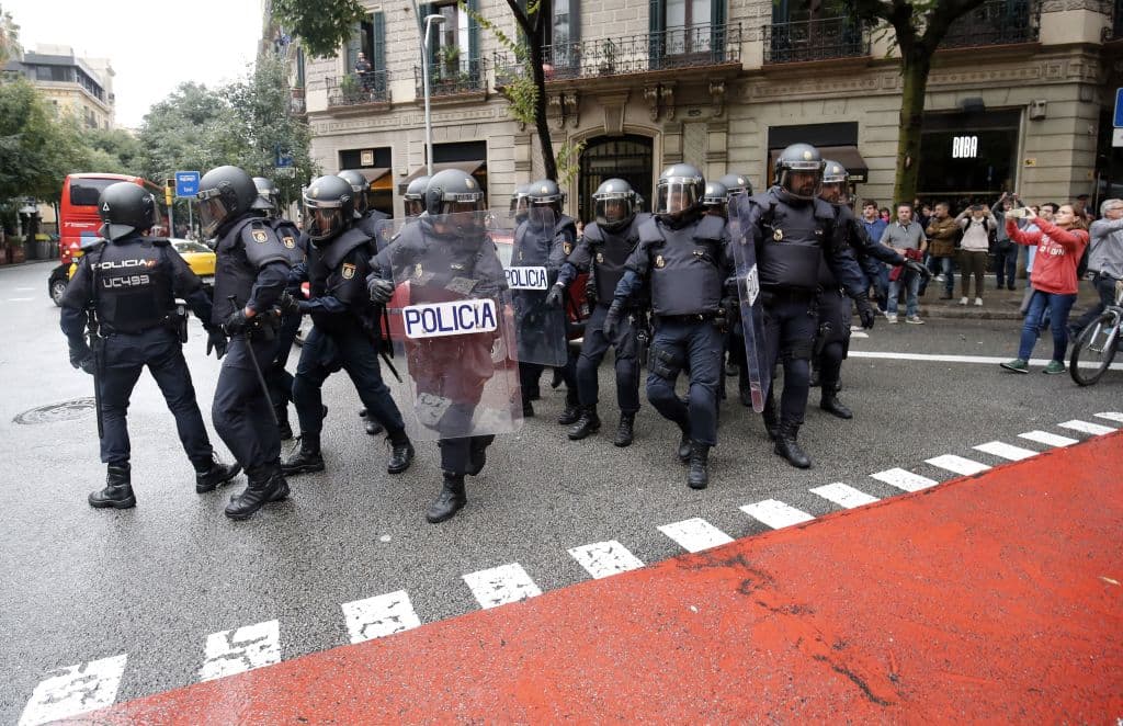 El servicio de emergencias en Cataluña atendió a 38 personas heridas en varias intervenciones policiales en los colegios electorales dispuestos para celebrar el referendo de autodeterminación en esta región española. La cifra aumentó a más de 300 en la medida en que fue transcurriendo la votación.