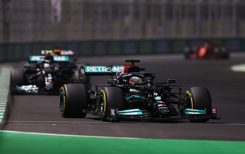 Una carrera demasiado accidentada donde Lewis Hamilton se lleva la victoria en la penúltima carrera del año. Max Verstappen de Red Bull se lleva la segunda posición y Valteri Bottas rebasó a Ocon en los últimos metros, quedando en tercera posición en el Gran Premio de Arabia Saudita; Sergio Pérez quedó fuera de la carrera tras un choque con Leclerc.