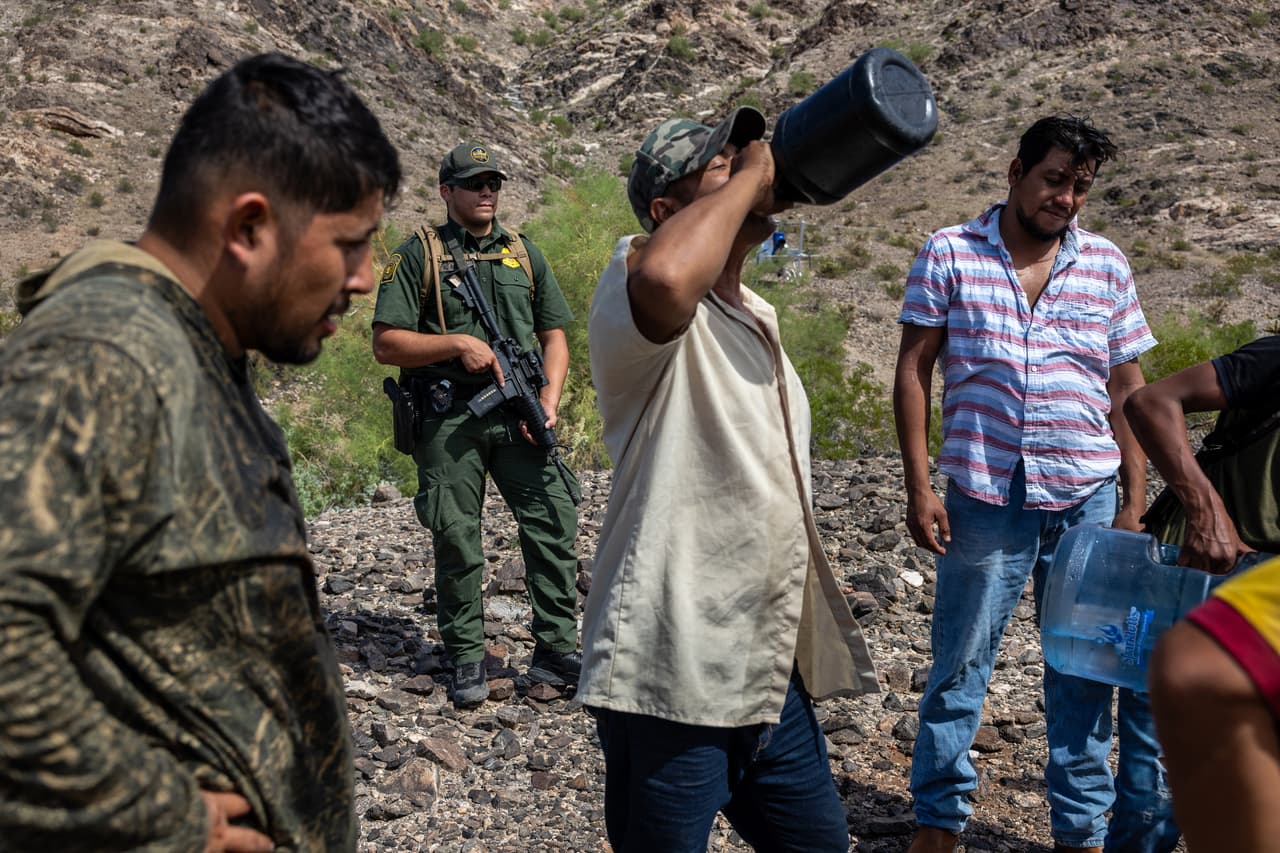 Luego de ser encontrados los migrantes se hidratan en la frontera de Arizona.