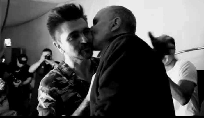 Luego del concierto, Miguel Bosé le dio un cariñoso beso a su amigo Juanes. "Increible hermano querido, nos vemos en Bogotá", ciudad colombiana donde seguirá el tour 'Mis planes son amarte'.