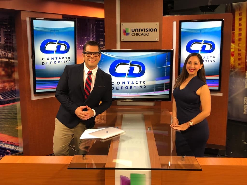Mis vacaciones a Chicago fueron increíbles y tuve la oportunidad de convivir con varios de mis compañeros de Univisión. 
<b>Omar</b> me invitó a 
<b>Contacto Deportivo Extra</b>, en 
<b>Univisión Chicago;</b> fue increíble estar a cuadro, lo gocé mucho.