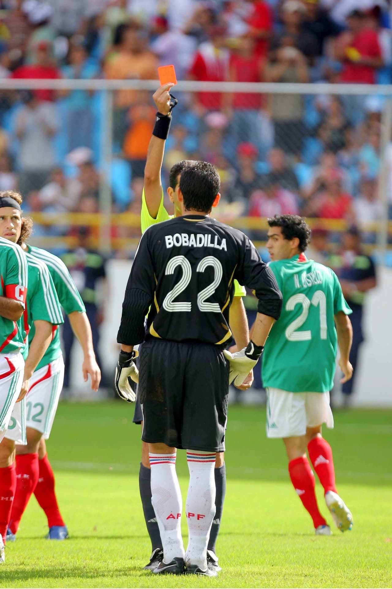 Sin embargo, 
<b>un penal y expulsión para el guardameta albirrojo Aldo Bobadilla</b> a los dos minutos de juego cambió las cosas.