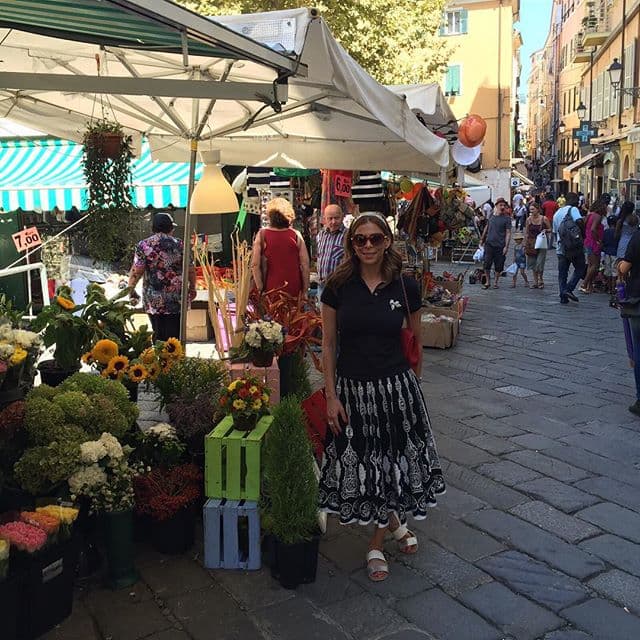 Aquí vemos a la conductora en el mercado de San Remo.